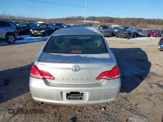 2005 Toyota Avalon XL z VIN 4T1BK36B75U058972, wystawiony jako IAAI lot #41401301 z przebiegiem 155 490 mil mil oraz . Historia ofert i sprzedaży dostępna na DreamBid. Obrazek 15.