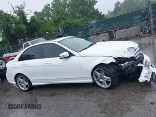 2013 Mercedes-Benz C 300 Sport с VIN WDDGF8AB7DR276047, выставлен на аукционе IAAI как лот 42511628 с пробегом 113 694 миль миль и . История ставок и продаж доступна на DreamBid. Изображение 13.