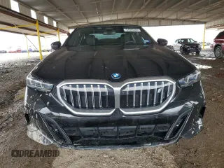 2024 BMW i5 eDrive40 z VIN WBY33FK01RCP20132, wystawiony jako Copart lot #64905364 z przebiegiem 10 638 mil mil oraz Szkody całkowita. Historia ofert i sprzedaży dostępna na DreamBid. Obrazek 5.