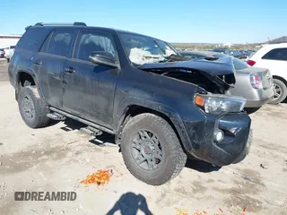 2018 Toyota 4Runner SR5 z VIN JTEBU5JR4J5599413, wystawiony jako IAAI lot #41678797 z przebiegiem 94 562 mil mil oraz . Historia ofert i sprzedaży dostępna na DreamBid. Obrazek 1.