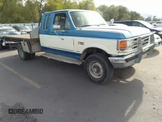 1990 Ford F-250 HD with VIN 1FTHX26G2LKA30043, listed as a IAAI auction lot 34569128 with 31,439 mi miles. Bid and sale history available at carsss.com. Image 1.