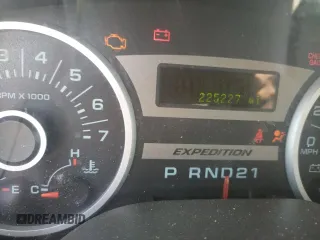 2006 Ford Expedition Special Service with VIN 1FMFU15506LA10037, listed as a Copart auction lot 61726303 with 225,227 mi miles and Salvage Title. Bid and sale history available at carsss.com. Image 9.
