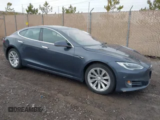 2019 Tesla Model S 75D z VIN 5YJSA1E25KF303883, wystawiony jako IAAI lot #41573912 z przebiegiem 54 429 mil mil oraz . Historia ofert i sprzedaży dostępna na DreamBid. Obrazek 1.