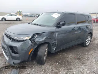 2020 Kia Soul S with VIN KNDJ23AU5L7053547, listed as a IAAI auction lot 41807125 with 109,829 mi miles. Bid and sale history available at carsss.com. Image 2.