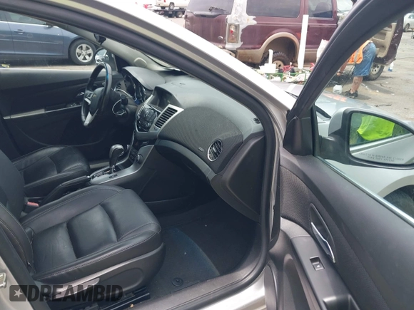 2014 Chevrolet Cruze 2LT z VIN 1G1PE5SB6E7270997, wystawiony jako IAAI lot #42323955 z przebiegiem 146 752 mil mil oraz . Historia ofert i sprzedaży dostępna na DreamBid. Obrazek 5.
