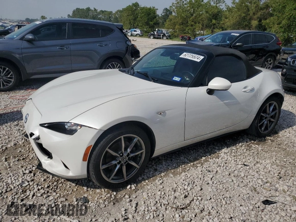 2020 Mazda MX-5 Miata Grand Touring z VIN JM1NDAD78L0417426, wystawiony jako Copart lot #62725524 z przebiegiem Nie podano mil oraz Szkoda całkowita • Salvage title. Historia ofert i sprzedaży dostępna na DreamBid. Obrazek 1.
