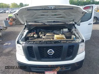 2020 Nissan NV Cargo SV z VIN 1N6BF0LY5LN810818, wystawiony jako IAAI lot #42051143 z przebiegiem 86 560 mil mil oraz . Historia ofert i sprzedaży dostępna na DreamBid. Obrazek 10.