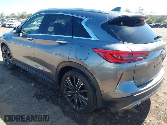 2021 Infiniti QX50 Luxe z VIN 3PCAJ5BA2MF111323, wystawiony jako IAAI lot #42218711 z przebiegiem 27 864 mil mil oraz . Historia ofert i sprzedaży dostępna na DreamBid. Obrazek 3.