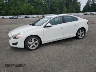 2013 Volvo S60 T5 Premier z VIN YV1612FS5D2180639, wystawiony jako Copart lot #61031025 z przebiegiem 44 343 mil mil oraz Czysty tytuł • Clean title. Historia ofert i sprzedaży dostępna na DreamBid. Obrazek 1.