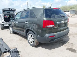 2012 Kia Sorento LX z VIN 5XYKT4A23CG248801, wystawiony jako IAAI lot #42036365 z przebiegiem 134 368 mil mil oraz . Historia ofert i sprzedaży dostępna na DreamBid. Obrazek 3.