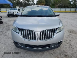 2013 Lincoln MKX z VIN 2LMDJ6JK6DBL31025, wystawiony jako Copart lot #58806655 z przebiegiem 139 959 mil mil oraz Tytuł czysty. Historia ofert i sprzedaży dostępna na DreamBid. Obrazek 5.