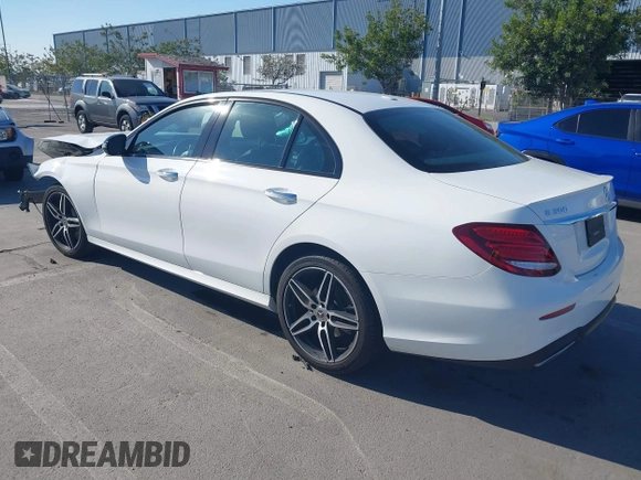 2019 Mercedes-Benz E 300 with VIN WDDZF4JB1KA686212, listed as a IAAI auction lot 41891840 with 30,088 mi miles and . Bid and sale history available at DreamBid. Image 3.