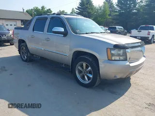 2007 Chevrolet Avalanche LTZ z VIN 3GNFK12Y97G208663, wystawiony jako IAAI lot #42489261 z przebiegiem 133 384 mil mil oraz . Historia ofert i sprzedaży dostępna na DreamBid. Obrazek 1.