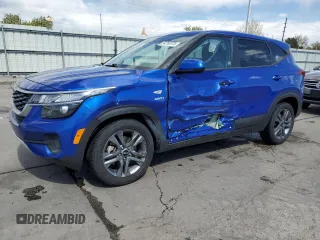 2021 Kia Seltos LX z VIN KNDEPCAA1M7156409, wystawiony jako Copart lot #54250375 z przebiegiem 42 378 mil mil oraz Szkody całkowita. Historia ofert i sprzedaży dostępna na DreamBid. Obrazek 1.