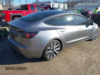 2025 Tesla Model 3 Long Range z VIN 5YJ3E1EA1SF877574, wystawiony jako IAAI lot #41891632 z przebiegiem 2 914 mil mil oraz . Historia ofert i sprzedaży dostępna na DreamBid. Obrazek 4.