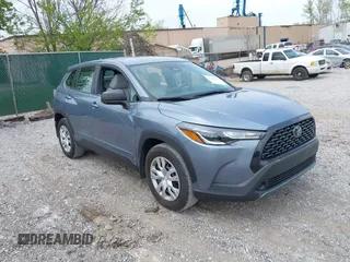 2023 Toyota Corolla Cross L z VIN 7MUAAAAG6PV050045, wystawiony jako IAAI lot #42069493 z przebiegiem 42 902 mil mil oraz . Historia ofert i sprzedaży dostępna na DreamBid. Obrazek 1.