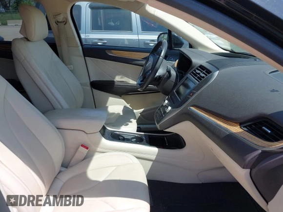 2015 Lincoln MKC z VIN 5LMTJ2AH1FUJ07790, wystawiony jako IAAI lot #42179874 z przebiegiem 47 945 mil mil oraz . Historia ofert i sprzedaży dostępna na DreamBid. Obrazek 5.