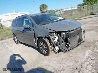 2022 Chrysler Pacifica Touring L with VIN 2C4RC1BG9NR157831, listed as a IAAI auction lot 41833863 with 82,221 mi miles. Bid and sale history available at carsss.com. Image 1.