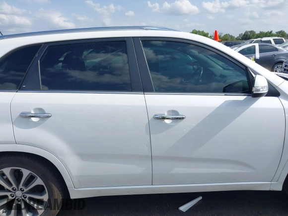 2015 Kia Sorento SX Limited with VIN 5XYKW4A73FG639051, listed as a IAAI auction lot 42106446 with 145,981 mi miles. Bid and sale history available at carsss.com. Image 13.