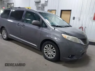 2012 Toyota Sienna XLE AAS z VIN 5TDYK3DC9CS268758, wystawiony jako IAAI lot #41613513 z przebiegiem 214 601 mil mil oraz . Historia ofert i sprzedaży dostępna na DreamBid. Obrazek 1.