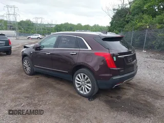 2017 Cadillac XT5 Platinum AWD z VIN 1GYKNFRS2HZ224860, wystawiony jako IAAI lot #42272142 z przebiegiem 95 697 mil mil oraz . Historia ofert i sprzedaży dostępna na DreamBid. Obrazek 3.