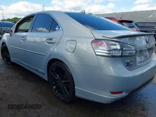 2010 Lexus HS 250h z VIN JTHBB1BA9A2000713, wystawiony jako IAAI lot #42331086 z przebiegiem 230 581 mil mil oraz . Historia ofert i sprzedaży dostępna na DreamBid. Obrazek 3.