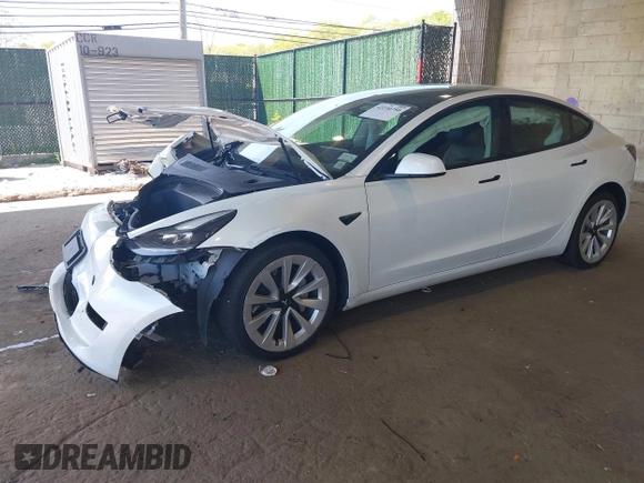 2022 Tesla Model 3 Long Range z VIN 5YJ3E1EB1NF192570, wystawiony jako IAAI lot #42230750 z przebiegiem 63 462 mil mil oraz . Historia ofert i sprzedaży dostępna na DreamBid. Obrazek 17.