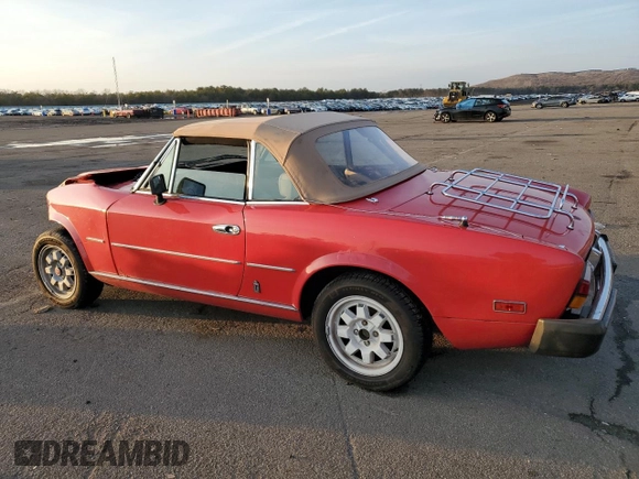 1982 FIAT 124 Spider z VIN ZFAAS00B8C5001153, wystawiony jako Copart lot #43028875 z przebiegiem 48 617 mil mil oraz Szkoda całkowita • Salvage title. Historia ofert i sprzedaży dostępna na DreamBid. Obrazek 2.