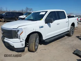 2024 Ford F-150 Lightning z VIN 1FTVW3L74RWG20276, wystawiony jako IAAI lot #41991515 z przebiegiem 4048 mil mil oraz . Historia ofert i sprzedaży dostępna na DreamBid. Obrazek 2.