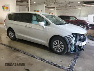 2019 Chrysler Pacifica Touring Plus z VIN 2C4RC1FG3KR636753, wystawiony jako Copart lot #60466095 z przebiegiem 109 678 mil mil oraz Szkoda całkowita • Salvage title. Historia ofert i sprzedaży dostępna na DreamBid. Obrazek 4.