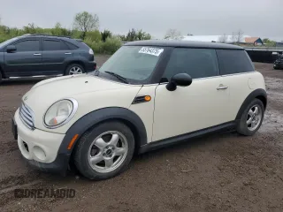2011 MINI Hardtop z VIN WMWSU3C56BT096298, wystawiony jako Copart lot #55764375 z przebiegiem 141 499 mil mil oraz Szkody całkowita. Historia ofert i sprzedaży dostępna na DreamBid. Obrazek 1.