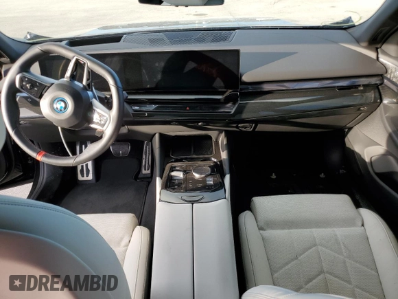 2024 BMW i5 M60 z VIN WBY43FK00RCP12947, wystawiony jako Copart lot #79117974 z przebiegiem Nie podano mil oraz Szkody całkowita. Historia ofert i sprzedaży dostępna na DreamBid. Obrazek 8.