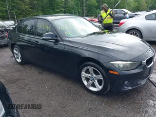 2013 BMW 3 Series 320i xDrive с VIN WBA3C3C55DF982704, выставлен на аукционе IAAI как лот 42129268 с пробегом 112 318 миль миль и . История ставок и продаж доступна на DreamBid. Изображение 1.