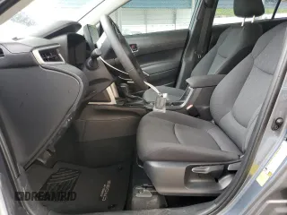 2025 Toyota Corolla Cross LE z VIN 7MUCAAAG6SV124727, wystawiony jako Copart lot #52089315 z przebiegiem 3 565 mil mil oraz Szkoda całkowita • Salvage title. Historia ofert i sprzedaży dostępna na DreamBid. Obrazek 7.