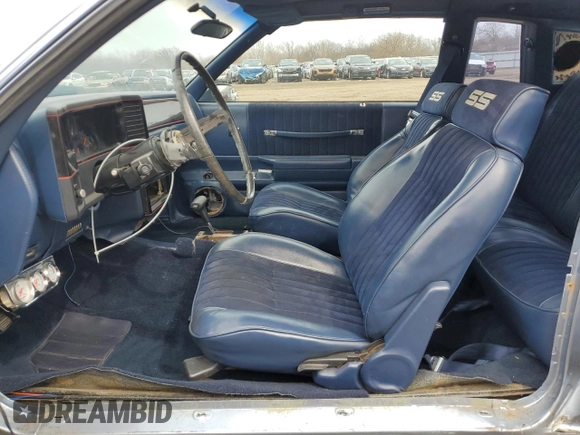 1988 Chevrolet Monte Carlo z VIN 1G1GZ11G5JP105897, wystawiony jako Copart lot #51135095 z przebiegiem 54 915 mil mil oraz Szkody całkowita. Historia ofert i sprzedaży dostępna na DreamBid. Obrazek 7.
