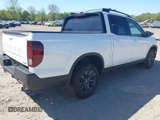 2024 Honda Ridgeline Sport z VIN 5FPYK3F11RB005065, wystawiony jako IAAI lot #42133517 z przebiegiem 4 697 mil mil oraz . Historia ofert i sprzedaży dostępna na DreamBid. Obrazek 4.