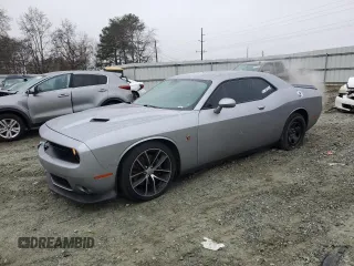 2016 Dodge Challenger R/T Scat Pack z VIN 2C3CDZFJ1GH255580, wystawiony jako Copart lot #85136794 z przebiegiem 124 450 mil mil oraz Nie do naprawy. Historia ofert i sprzedaży dostępna na DreamBid. Obrazek 1.