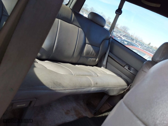 1998 Chevrolet Tahoe with VIN 3GNEK18R2WG122041, listed as a IAAI auction lot 41543943 with 106,978 mi miles. Bid and sale history available at carsss.com. Image 8.