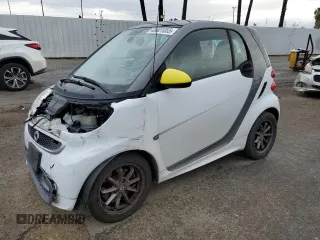 2014 Smart fortwo Pure z VIN WMEEJ3BAXEK745569, wystawiony jako Copart lot #48601055 z przebiegiem 114 673 mil mil oraz Szkody całkowita. Historia ofert i sprzedaży dostępna na DreamBid. Obrazek 1.