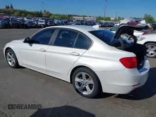 2015 BMW 3 Series 328i xDrive z VIN WBA3B5G58FNS13423, wystawiony jako IAAI lot #42050878 z przebiegiem 82 235 mil mil oraz . Historia ofert i sprzedaży dostępna na DreamBid. Obrazek 3.