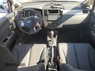 2010 Nissan Versa S z VIN 3N1BC1CP4AL380966, wystawiony jako Copart lot #66180935 z przebiegiem 166 770 mil mil oraz Czysty tytuł • Clean title. Historia ofert i sprzedaży dostępna na DreamBid. Obrazek 8.