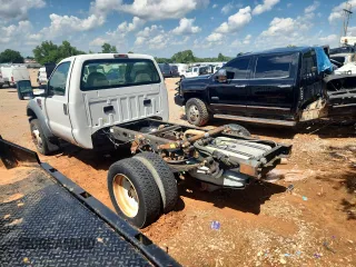 2008 Ford F-450 XL z VIN 1FDXF47R08EE56101, wystawiony jako Copart lot #64378555 z przebiegiem 51 314 mil mil oraz Czysty tytuł • Clean title. Historia ofert i sprzedaży dostępna na DreamBid. Obrazek 2.