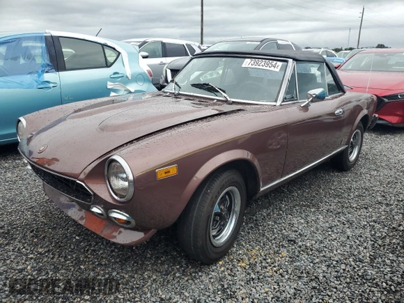 1979 FIAT 124 Spider z VIN 124CS20146682, wystawiony jako Copart lot #73923954 z przebiegiem 83 258 mil mil oraz Szkoda całkowita • Salvage title. Historia ofert i sprzedaży dostępna na DreamBid. Obrazek 1.