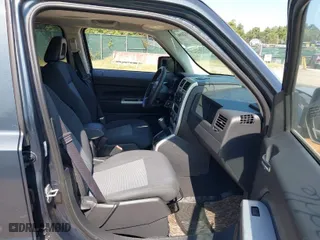 2008 Jeep Patriot Sport with VIN 1J8FF28W68D710532, listed as a IAAI auction lot 40333556 with NaN miles. Bid and sale history available at carsss.com. Image 5.