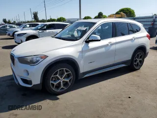 2018 BMW X1 sDrive28i z VIN WBXHU7C32J5H45283, wystawiony jako Copart lot #56382255 z przebiegiem 37 251 mil mil oraz Szkody całkowita. Historia ofert i sprzedaży dostępna na DreamBid. Obrazek 1.