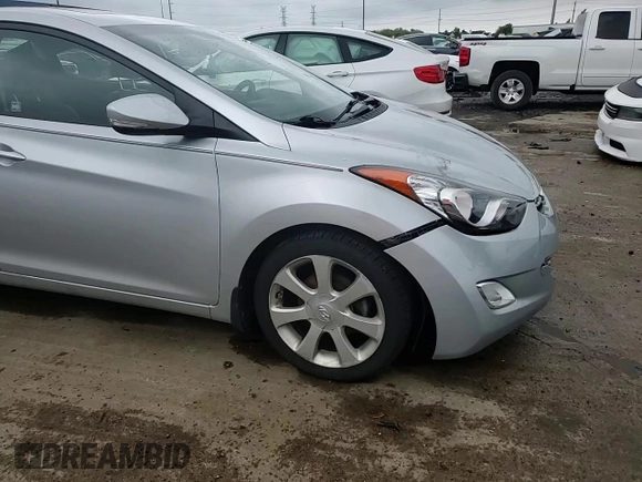 2013 Hyundai Elantra Limited z VIN 5NPDH4AE1DH268737, wystawiony jako Copart lot #56533965 z przebiegiem 77 637 mil mil oraz Czysty tytuł • Clean title. Historia ofert i sprzedaży dostępna na DreamBid. Obrazek 13.