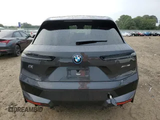2022 BMW iX xDrive50 z VIN WB523CF05NCK47671, wystawiony jako Copart lot #69265573 z przebiegiem 13 090 mil mil oraz . Historia ofert i sprzedaży dostępna na DreamBid. Obrazek 6.