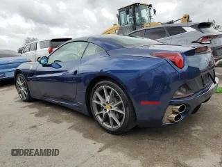 2013 Ferrari California z VIN ZFF65THA9D0194738, wystawiony jako Copart lot #77637104 z przebiegiem 28 670 mil mil oraz Nie do naprawy. Historia ofert i sprzedaży dostępna na DreamBid. Obrazek 2.