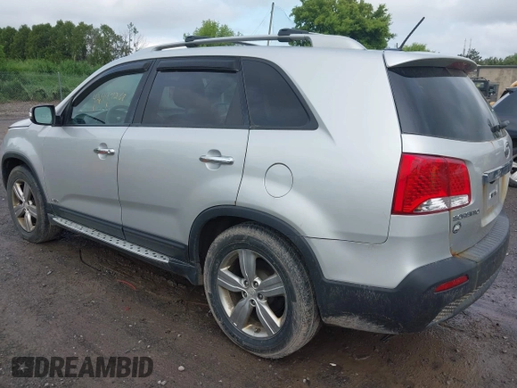 2013 Kia Sorento EX z VIN 5XYKUDA23DG325732, wystawiony jako IAAI lot #42447268 z przebiegiem 233 197 mil mil oraz . Historia ofert i sprzedaży dostępna na DreamBid. Obrazek 3.