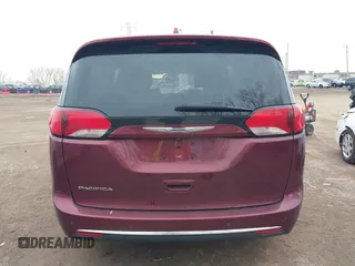 2017 Chrysler Pacifica Touring L z VIN 2C4RC1BG2HR535119, wystawiony jako IAAI lot #40891044 z przebiegiem 172 664 mil mil oraz . Historia ofert i sprzedaży dostępna na DreamBid. Obrazek 16.